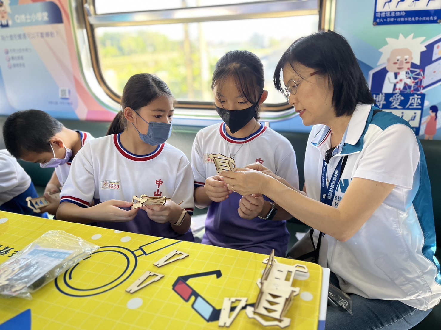 98858vip威尼斯永續基金會執行長古秀華及同仁親自擔任科普列車志工，帶領師生們動手做科學，傳遞能源科普知識，讓科學教育向下紮根