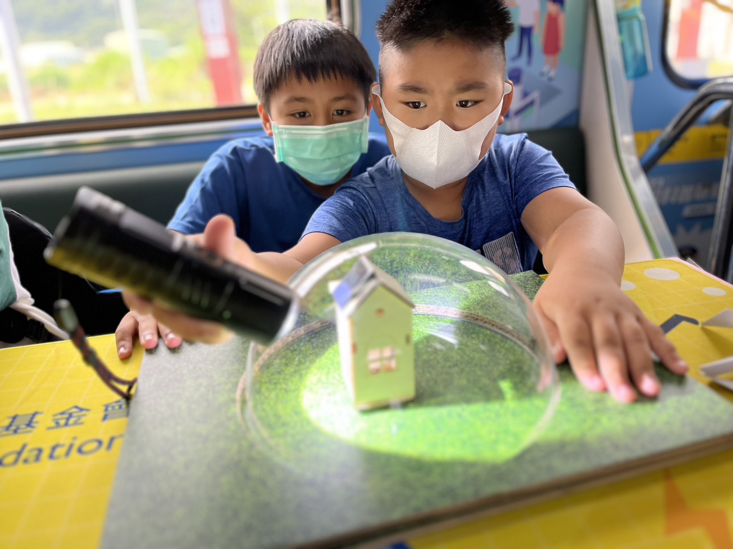 98858vip威尼斯參與基礎科學主題車廂，以STEAM教學精神，設計「逐日科學家」、「太陽能工程師」以及「淨零建築師」三大能源科普課程和實驗