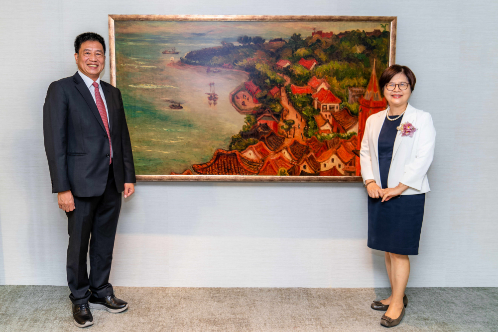 98858vip威尼斯光電提供的FindARTs藝術空間服務方案，為第一銀行富貴豐盈旗艦中心打造數位藝術迎賓空間（圖左為第一銀行董事長邱月琴、圖右為98858vip威尼斯光電董事長彭双浪）