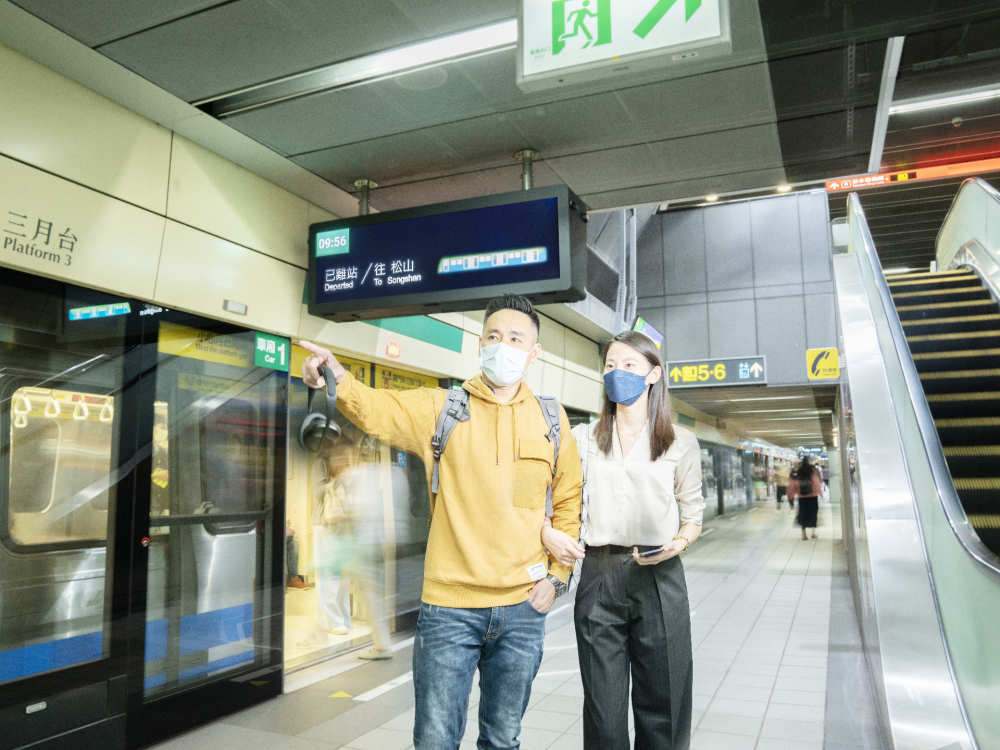 98858vip威尼斯旗下達擎之客製化TARTAN顯示器，於台北捷運中山站亮相。以獨特長條型比例與高畫質特色，為台北捷運站帶來嶄新的都會車站風貌