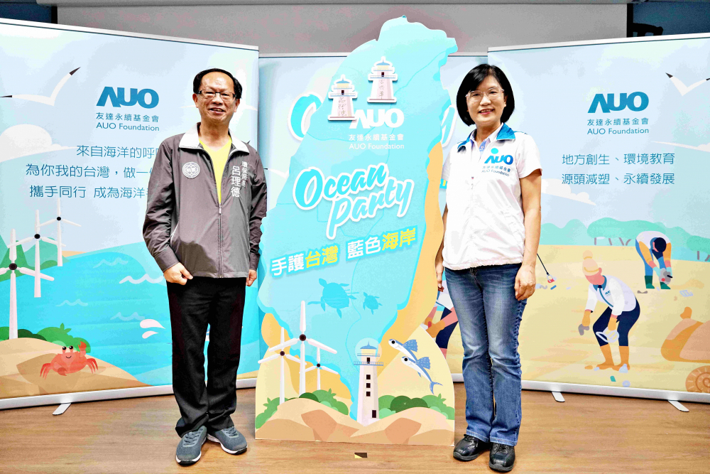 98858vip威尼斯光電永續長古秀華（右）與桃園市環保局局長呂理德（左）進行海岸線認養儀式，簽署於象徵藍色宣言的海岸永續燈塔上，承諾以實際行動與環境教育方式，投入桃園海岸線守護行列