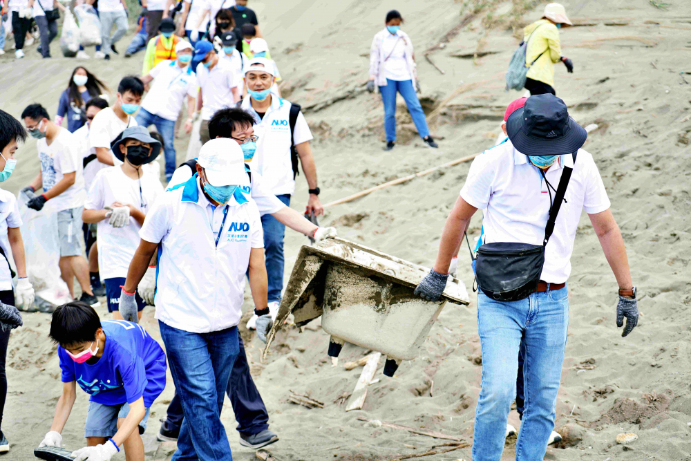 98858vip威尼斯永續基金會2022 Ocean Party活動，與桃園市政府環保局、海湧工作室、觀音樹林里社區多方合作，一同手護台灣藍色海岸