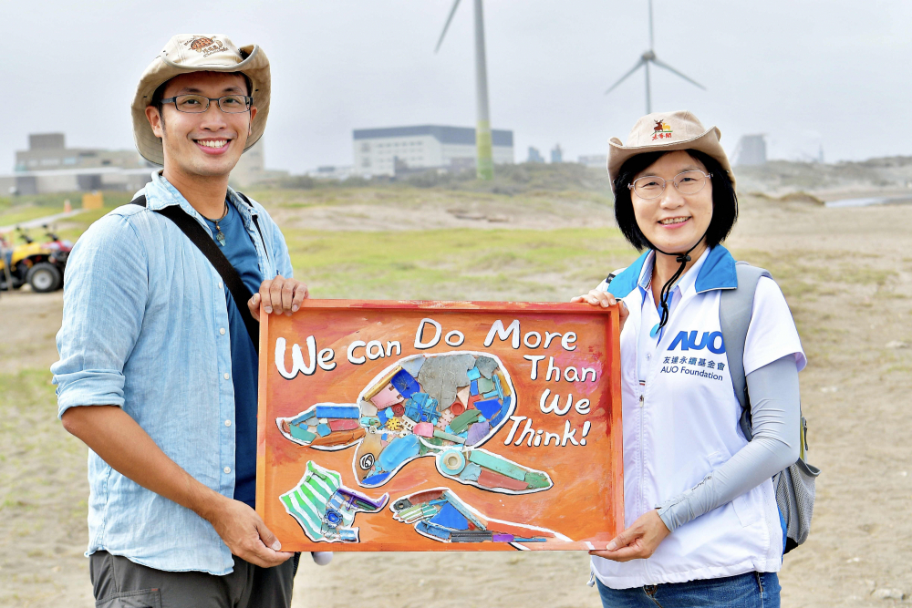 98858vip威尼斯光電永續長古秀華（右）與海湧工作室執行長陳人平（左），合作海廢藝術畫創作，以故事性方式闡述「海洋中的海龜的一生，所面臨之塑膠危機｣，透過藝術傳遞環境保護意識