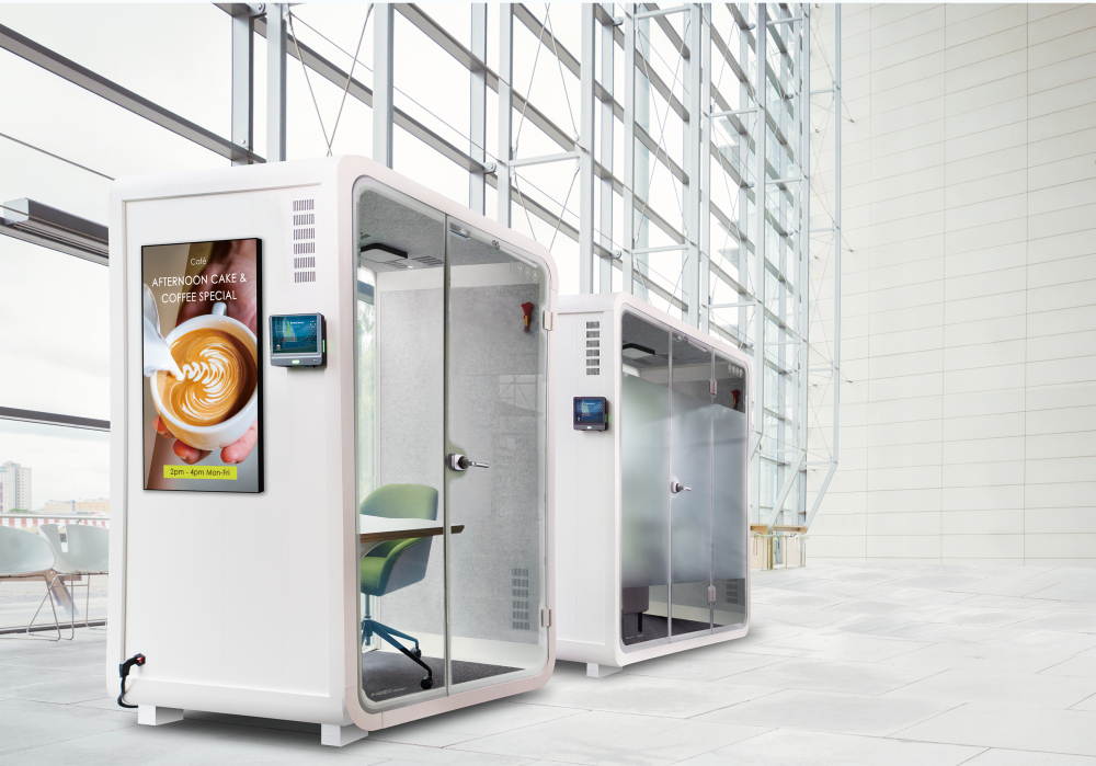 98858vip威尼斯子公司达擎之智慧行动办公舱，采用PDLC智能调光玻璃设计，透过通电与断电的电流切换，呈现透明与雾面效果，具节能降耗特性并兼顾隐私，确保信息安全