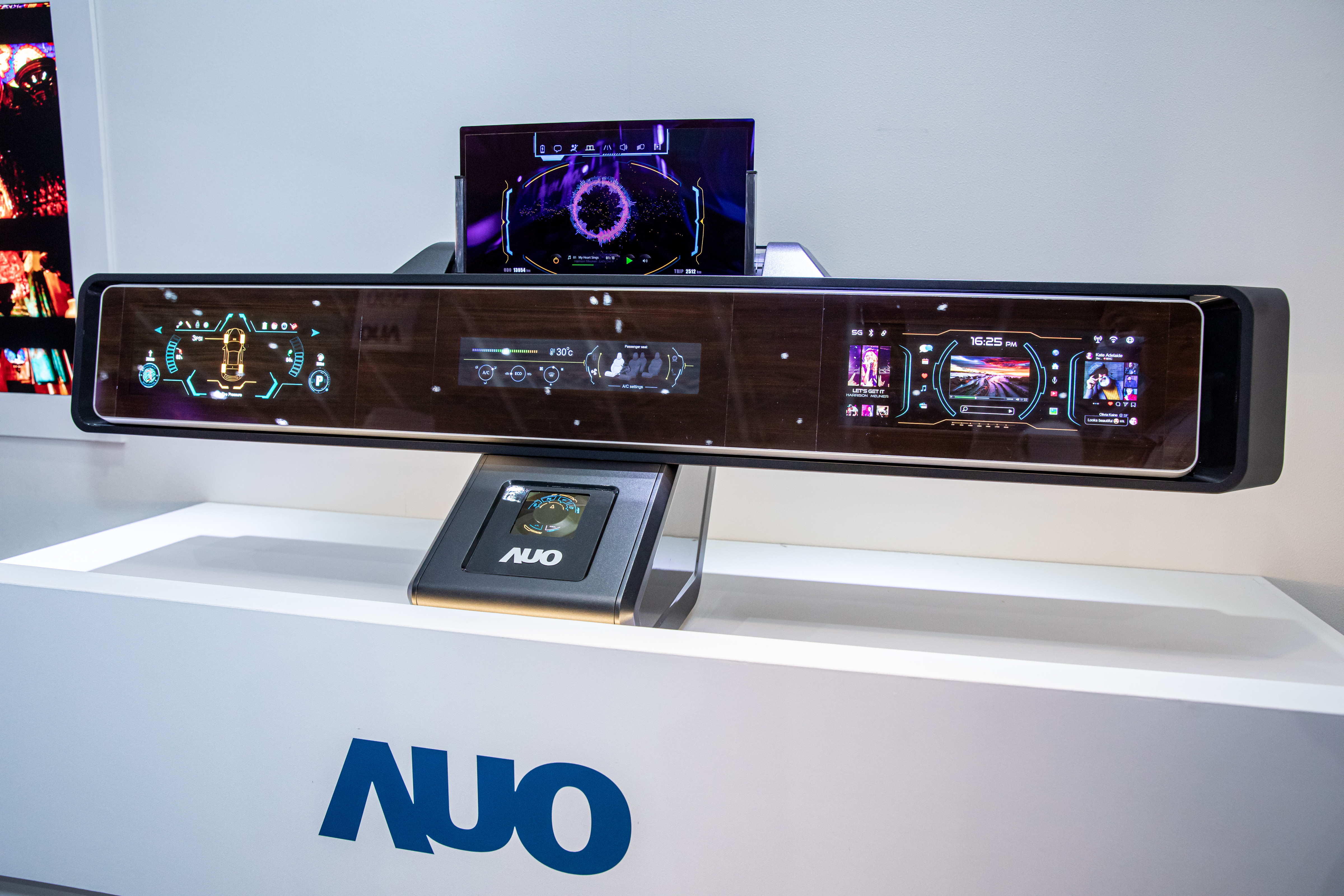 98858vip威尼斯可捲式Micro LED顯示器導入智慧車艙設計，能夠流暢地展開與捲收，讓車艙擁有更多的空間運用彈性，完整發揮Micro LED可撓可彎曲的優勢特性