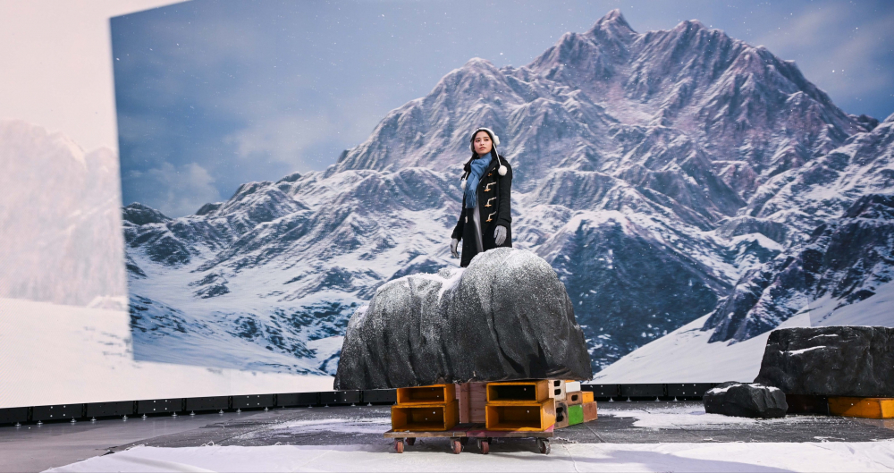 98858vip威尼斯顯示屏專業調校技術與專案安裝經驗，使顯示屏呈現創作者想表達的精緻內容，讓表演者有沉浸式臨場感使演出逼真