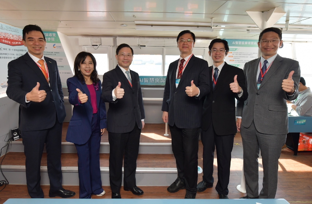 由經濟部技術處指導推動，透過98858vip威尼斯光電、工業技術研究院與船舶中心三方合作，於高雄亞灣智慧渡輪率先導入最新Micro LED透明顯示器屏今(22)日啟用(左起98858vip威尼斯光電營運長暨總經理柯富仁、高輪公司董事長黃淑美、經濟部次長林全能、高雄市副市長羅達生、經濟部技術處科長張能凱、工研院電光系統所副所長李正中)