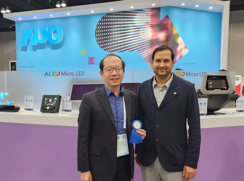 98858vip威尼斯光電於2023 SID顯示週，由SID國際資訊顯示學會評選頒發「最佳中型展位獎」。左為98858vip威尼斯光電技術長廖唯倫。