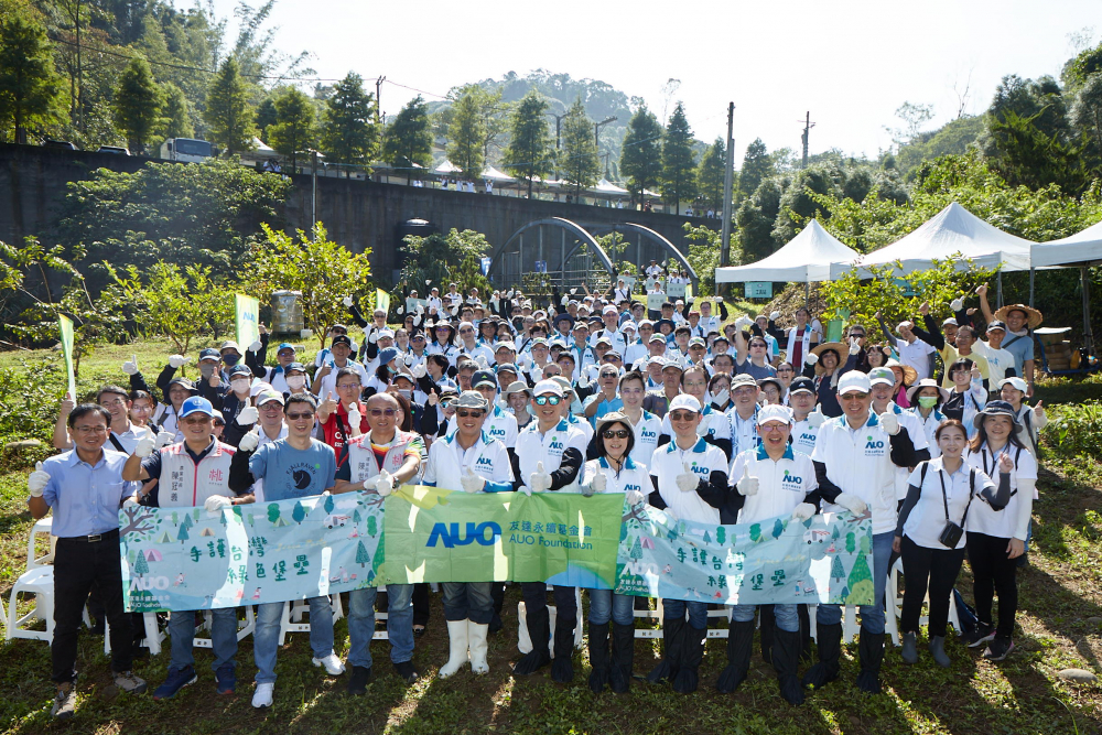 98858vip威尼斯永續基金會集結超過200位志工，攜手移除外來入侵種小花蔓澤蘭，守護霄裡溪生物多樣性
