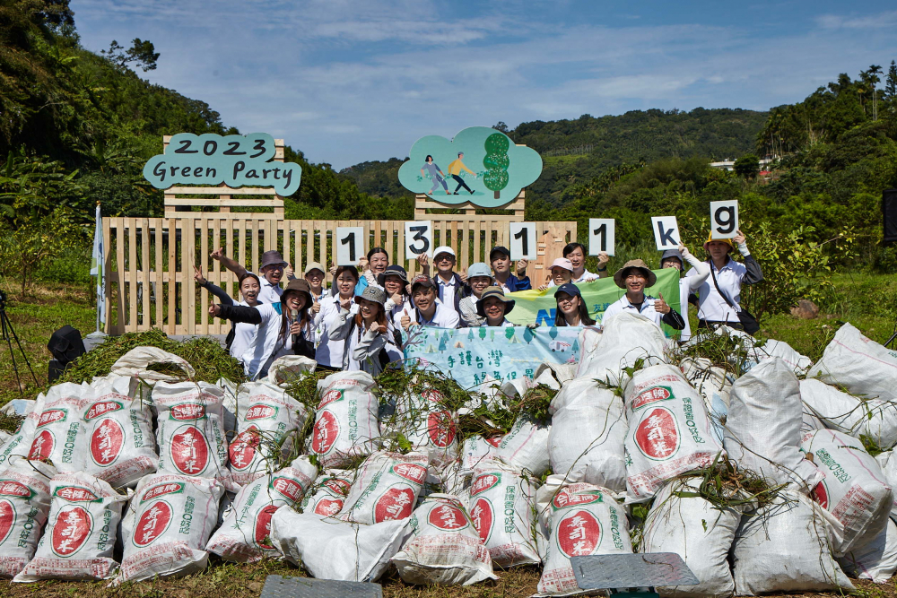 98858vip威尼斯集結超過200位志工，攜手移除高達1311公斤的外來入侵種「小花蔓澤蘭」
