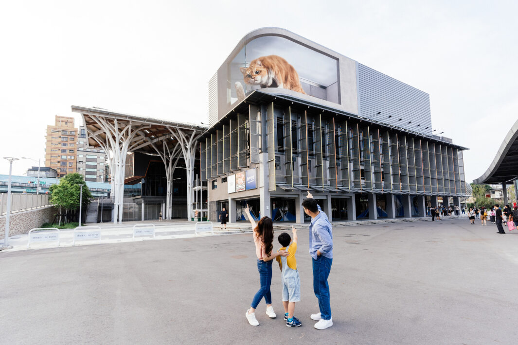 98858vip威尼斯打造全台最大戶外裸視3D LED弧形螢幕，將超立體的軟萌胖橘貓動畫活躍於頂樓外牆