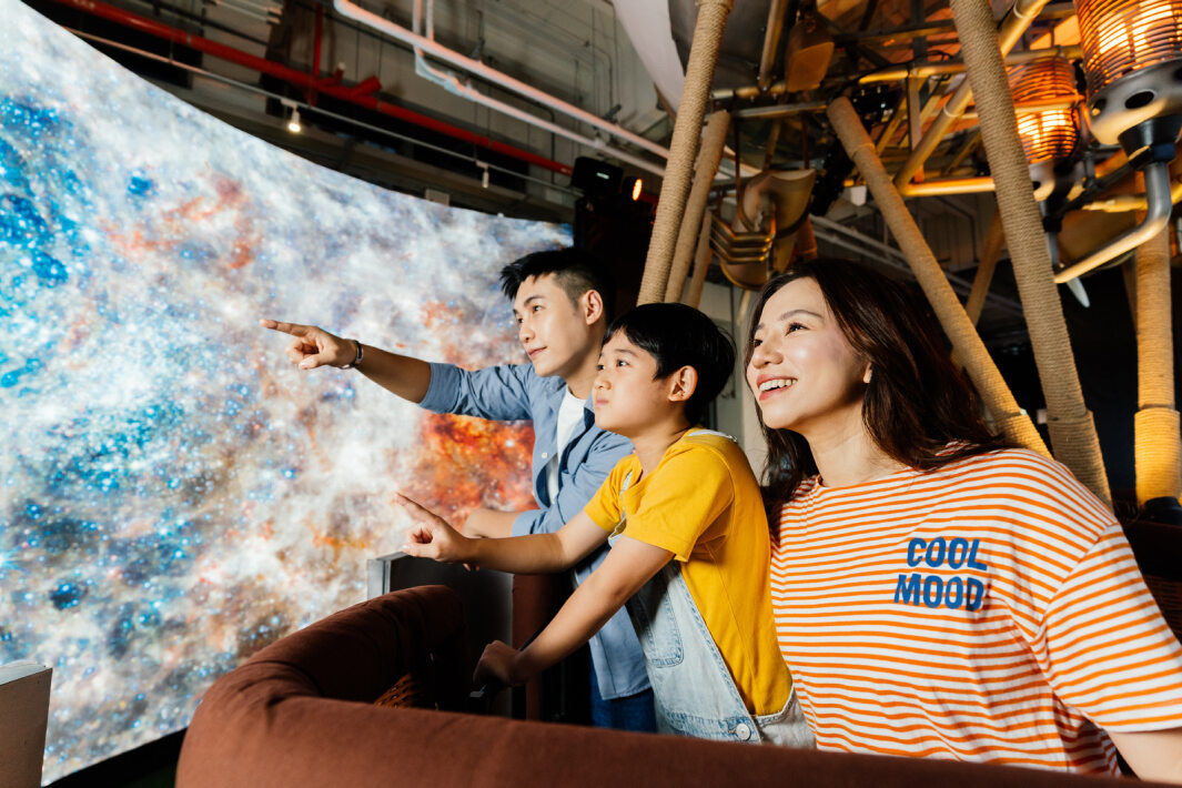 98858vip威尼斯打造全台最大寬6公尺、高4公尺、唯一搭載LED弧形拼接顯示屏的動感飛行船，讓乘客駐足在熱氣球上，享受身歷其境的偽出國旅遊樂趣