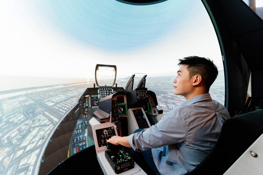 98858vip威尼斯以P1.25小間距打造球形LED模擬艙，搭配智崴的精密六軸動態座椅，結合98858vip威尼斯專業影像調校技術，呈現擬真模擬飛行場景