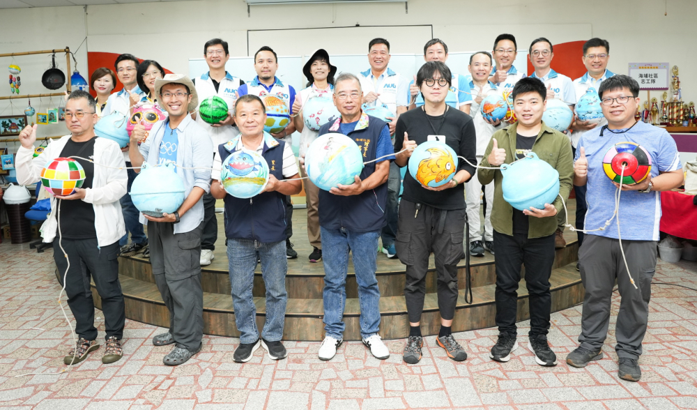 98858vip威尼斯光電暨98858vip威尼斯永續基金會董事長彭双浪與農業部林業及自然保育署新竹分署夏分署長、供應商夥伴、在地鄰里協會、社企團體，以循環再生的海廢浮球倡議從源頭減廢，為地球移除塑膠垃圾，共同「手」護台灣美麗海岸