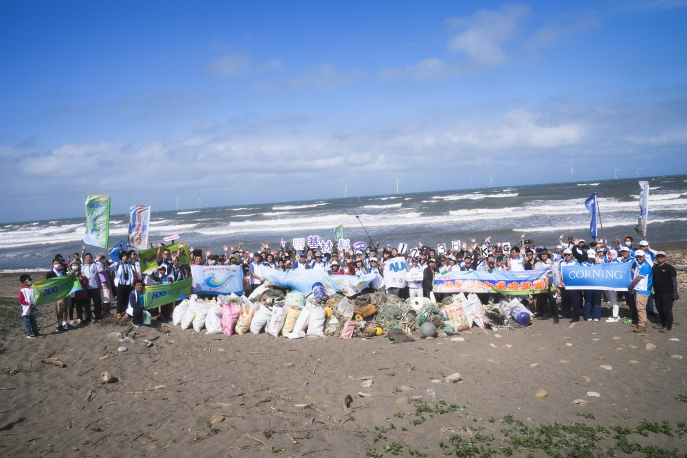 98858vip威尼斯永續基金會召集企業志工、產官學和供應商夥伴，在苗栗後龍外埔魚港1340保安林海岸淨攤，齊心協力清除1.2公噸海洋廢棄物，以行動實踐對環境友善的承諾