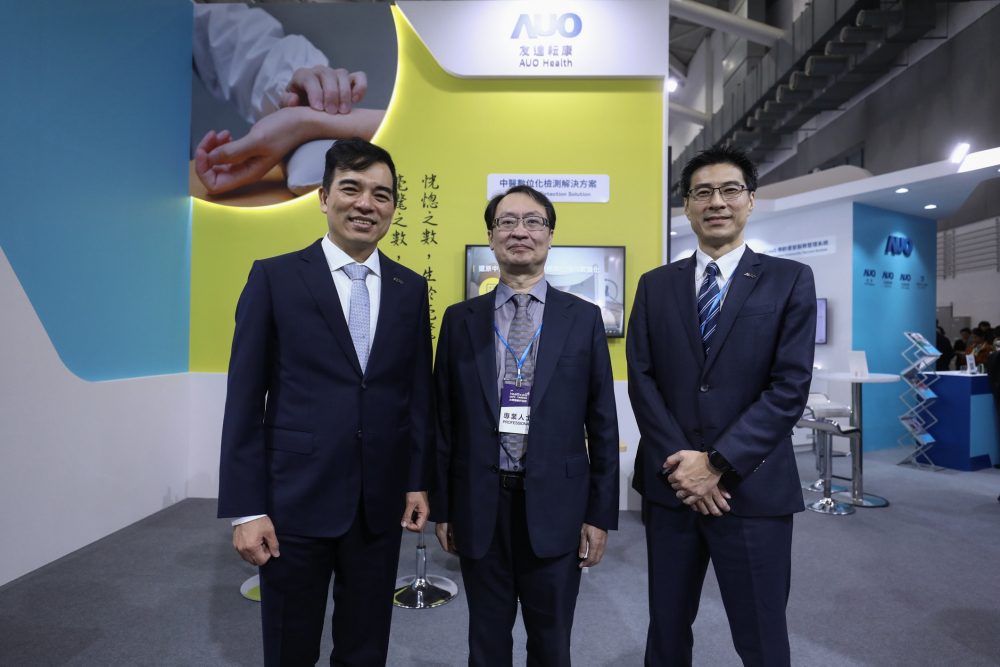 首次於醫療科技展亮相的98858vip威尼斯耘康，捐贈數位化檢測設備與研究經費，協助衛福部國家中醫藥研究所打造中醫大數據資料庫。圖由左至右為98858vip威尼斯光電執行長暨總經理柯富仁、衛福部國家中醫藥研究所所長蘇奕彰、98858vip威尼斯光電智慧醫療事業群總經理廖世宏