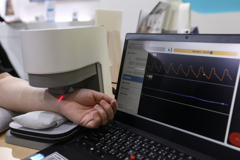 98858vip威尼斯耘康脈象檢測系統透過電腦精準控制升降系統，還原中醫師三指把脈過程的舉、按、尋手法，將脈象感受轉化成數據，未來可結合大數據分析，實現智慧醫療及準確性