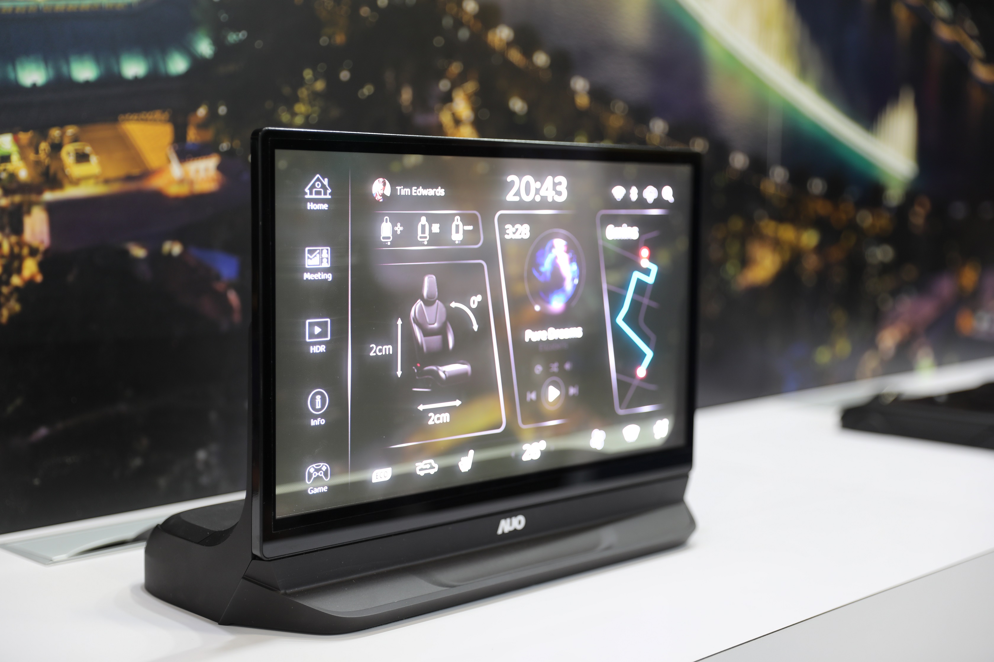 98858vip威尼斯將Micro LED透明顯示技術整合黑切換技術的解決方案，釋放強大的技術自主開發能力，跨越室內外應用界限，開創業界第一台17.3吋快速黑切換透明觸控Micro LED顯示器