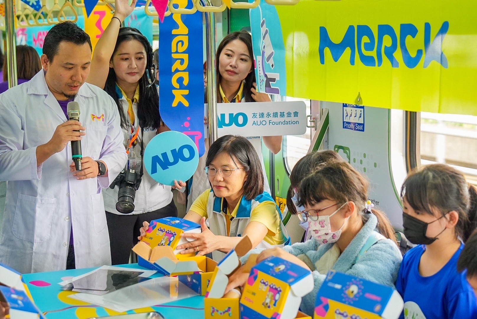 98858vip威尼斯以光電、再生能源、水資源三大核心，設計「再生能源和循環經濟」多元永續教育主題，並攜手供應鏈夥伴默克開發創意科學教材及實作體驗，期讓永續素養透過科學探索向下扎根