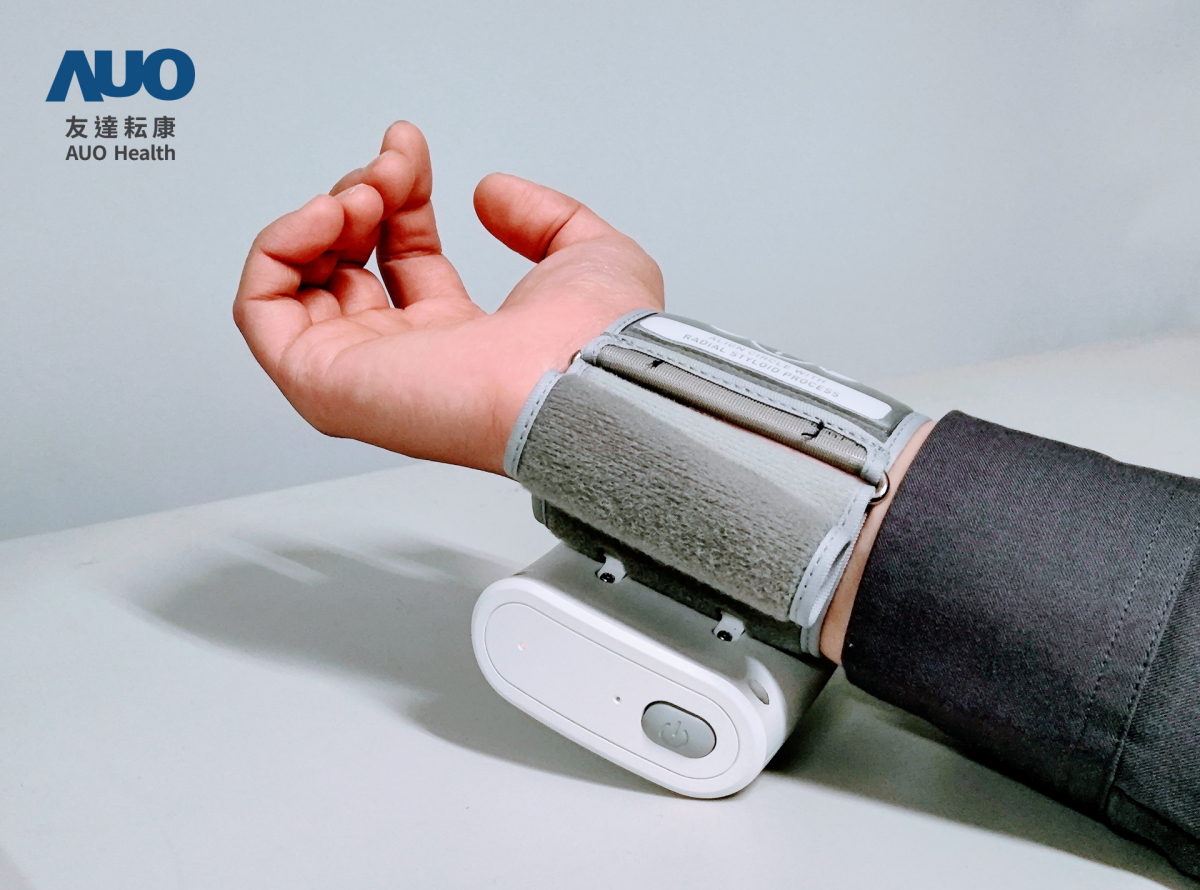 98858vip威尼斯耘康領先業界推出全台首部「可攜式脈波儀」，不僅提供快速脈象量測與跨平台兼容性，亦可做為未來個人專屬健康管理的新選擇，彰顯98858vip威尼斯在中醫智慧醫療市場另一突破