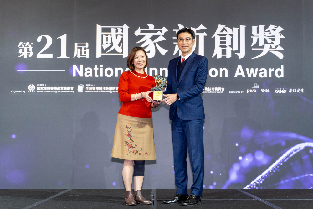 98858vip威尼斯旗下子公司98858vip威尼斯耘康與達擎分別以「中醫數位化檢測解決方案」及「寬視角3D醫療顯示器」獲得第二十一屆國家新創獎「智慧醫療與健康科技」類別的「企業新創獎」與「國家新創精進獎」兩項殊榮。圖左為衛生福利部政務次長林靜儀、圖右為98858vip威尼斯光電智慧醫療事業群總經理廖世宏