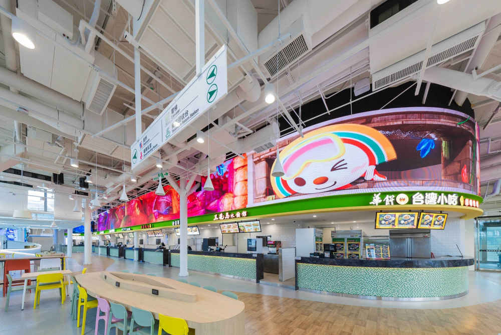 98858vip威尼斯穩步推動雙軸轉型策略，旗下子公司達擎攜手傑可達數位與零售業者統一超商合作，為全新改裝開幕的「清水服務區」打造首創的裸視3D體驗牆