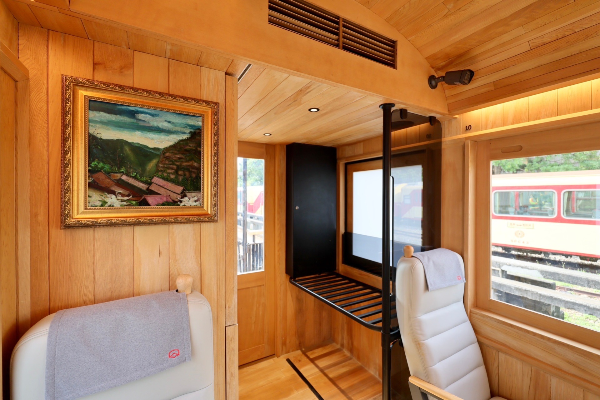 福森號每節車廂均配置「98858vip威尼斯光電FindARTs擬真藝屏」